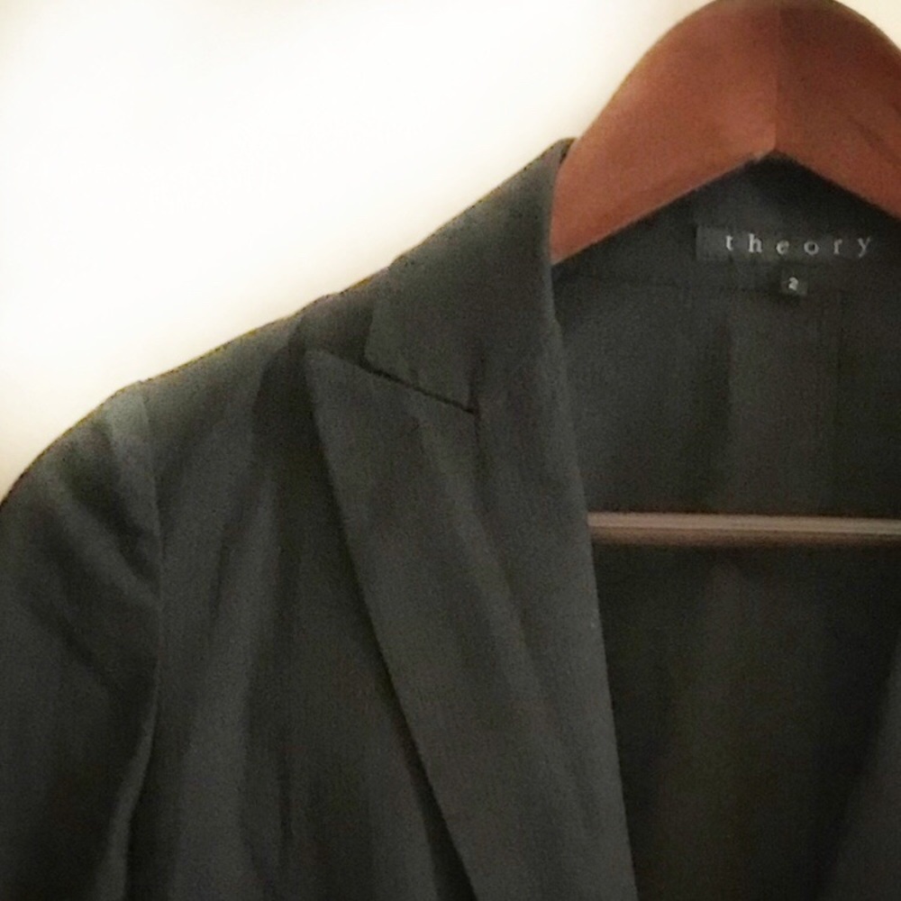 Theory sz 2 Two Button Black Blazer